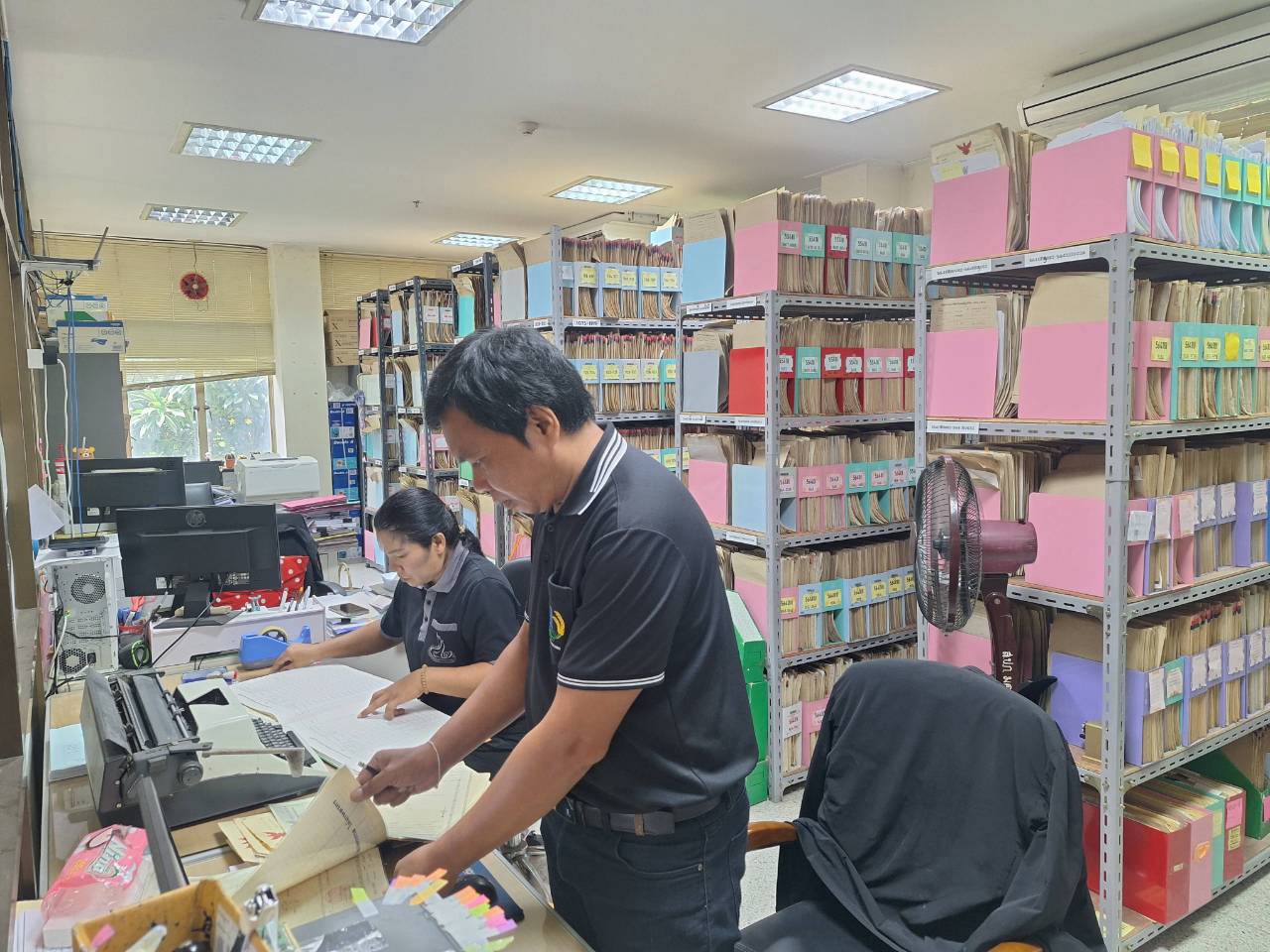 title - ผู้ตรวจราชการ ส.ป.ก. ลงพื้นที่จังหวัดมหาสารคาม ประชุมติดตามความก้าวหน้าผลการดำเนินงาน พร้อมตรวจเยี่ยมให้กำลังใจกลุ่มวิสาหกิจชุมชนผู้ปลูกสมุนไพร และกลุ่มวิสาหกิจชุมชนแปรรูปผลผลิตทางการเกษตร
